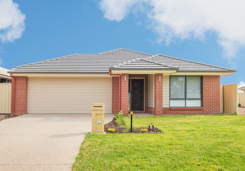 Typical,Facade,Of,A,Modern,Suburban,House